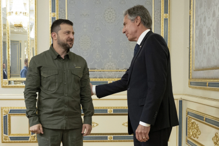 Zelenskyy (l) with Antony Blinken